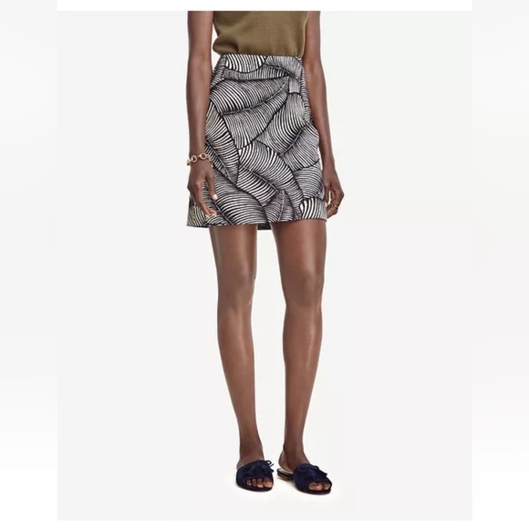 Black and White Leaf Pattern mini Skirt - Picture 8 of 8